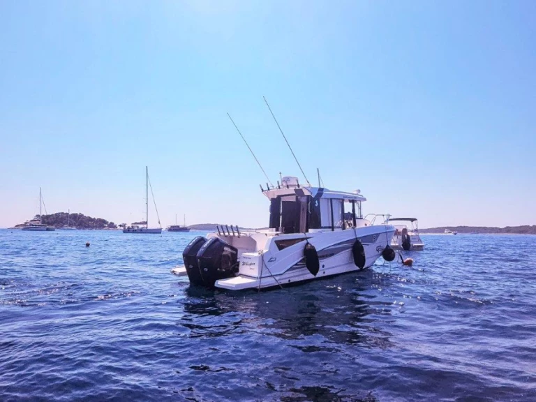 Pronájem Motorová loď Bénéteau s licencí