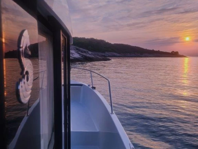 Pronájem Motorová loď Bénéteau s licencí