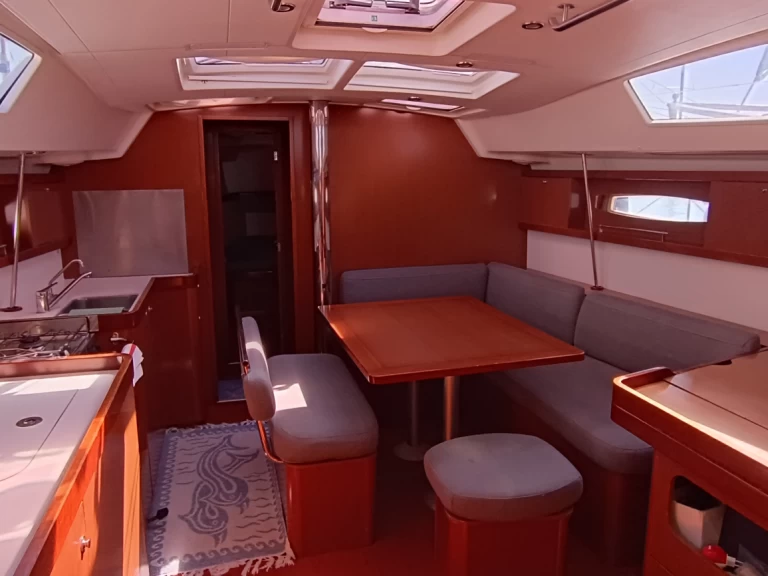 Pronajmout Plachetnice se skipperem či ne Bénéteau v Bari