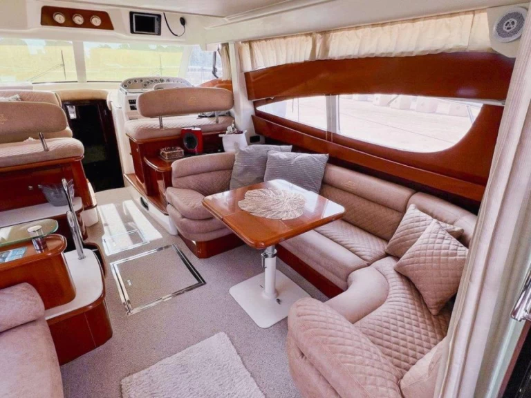 Motorová loď k pronájmu v Bol za nejlepší cenu