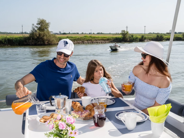 Pronájem Říční loď Delphia s licencí