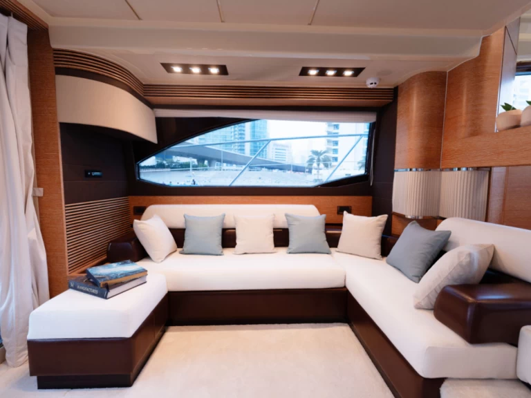 Pronájem Jachta Azimut s licencí