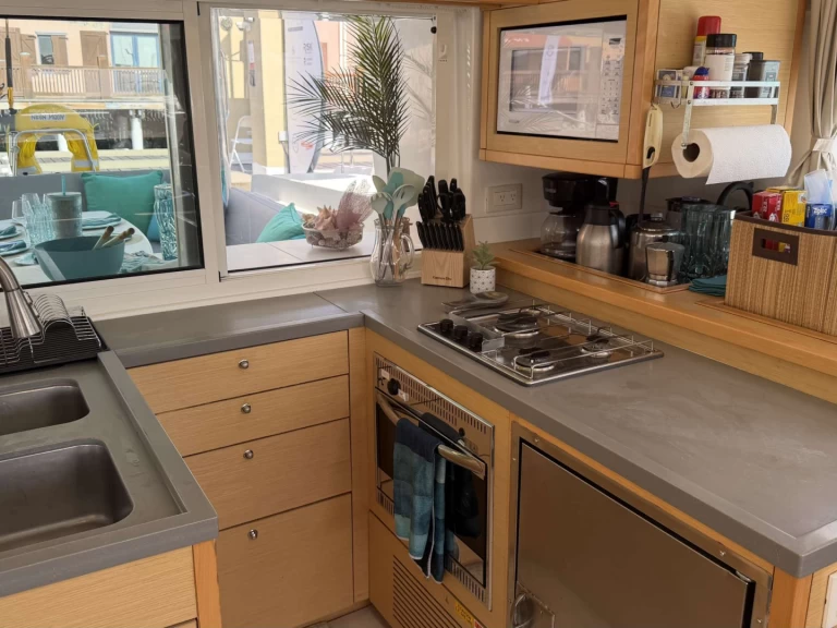 Lagoon NEON MOON jednotlivci a charterové společnosti v Britské Panenské ostrovy