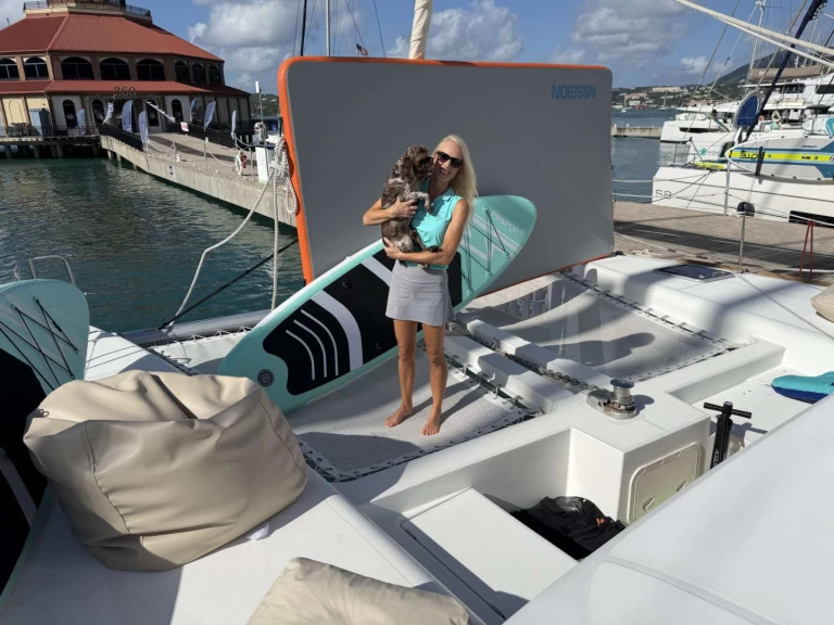 Pronájem jachty v Britské Panenské ostrovy -Lagoon NEON MOON na Samboatu