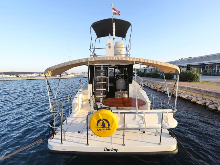 Pronajmout si Cobra Yachts Futura 40 Grand Horizon v Sveti Filip i Jakov