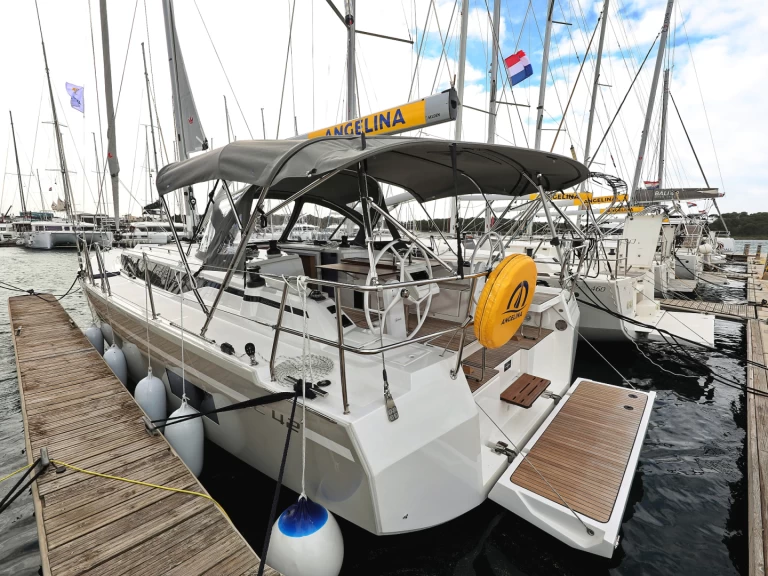 Pronajmout si Bavaria Bavaria C42 v Šibenik 