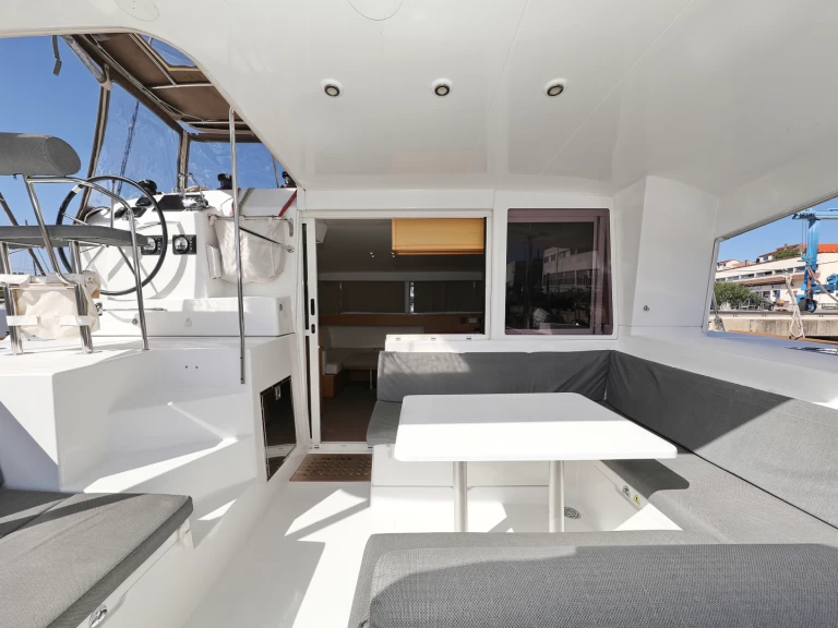 Pronájem lodi Šibenik  lákavé ceny Lagoon 400 S2