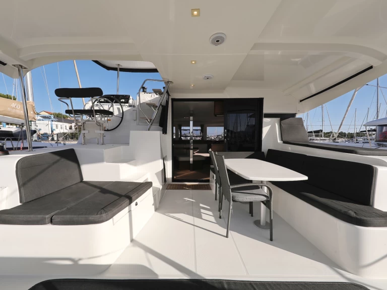 Pronajmout Katamarán se skipperem či ne Lagoon v Šibenik 