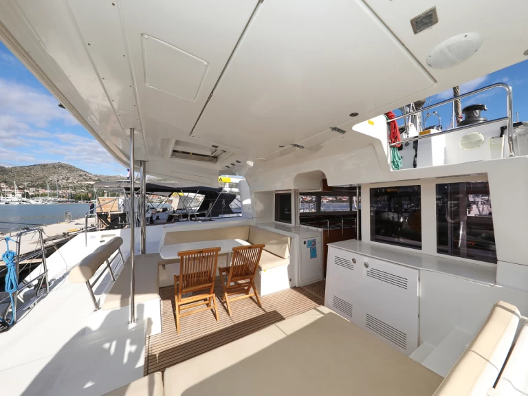 Pronajmout Katamarán se skipperem či ne Lagoon v Šibenik 