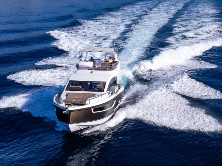 Pronajmout si Sealine Sealine F430 v Dubrovník