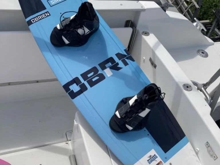 Pronajmout si Jeanneau Cap Camarat 7.5 CC v Arzon