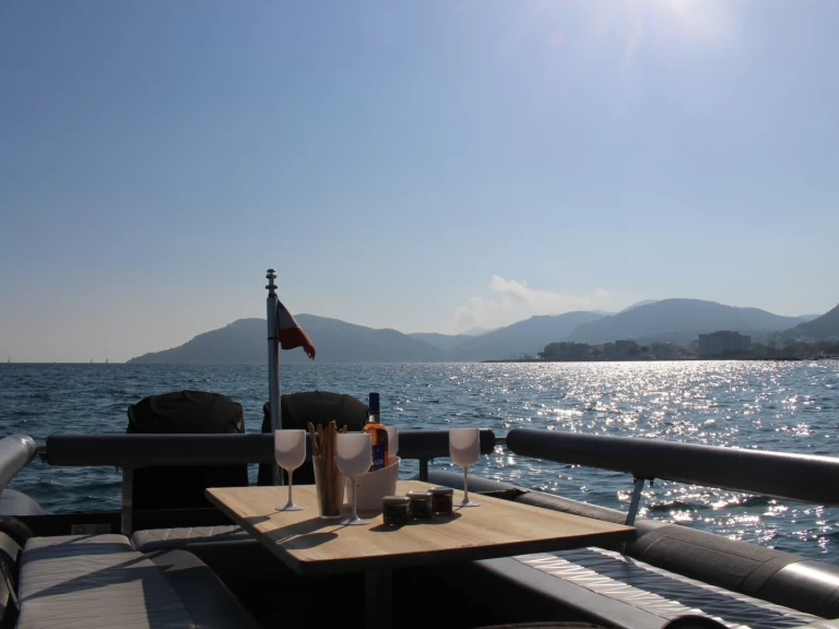 Polotuhá loď k pronájmu v Cannes za nejlepší cenu