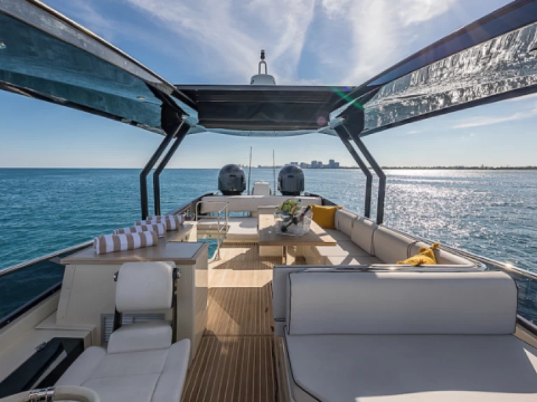 Pronájem Jachta v Dubai Marina -Sunseeker Sunseeker 60