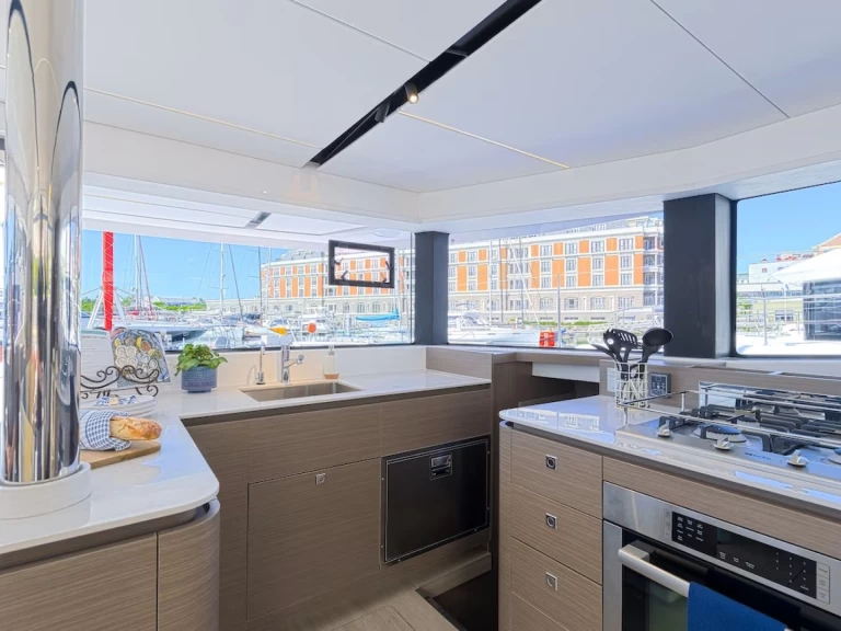 Pronájem Katamarán Leopard s licencí