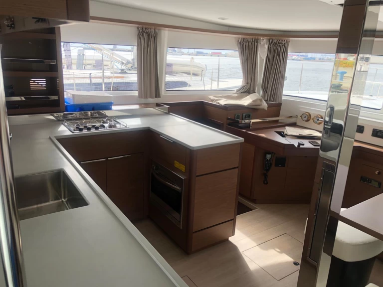 Pronájem lodi Cagliari lákavé ceny Lagoon 46