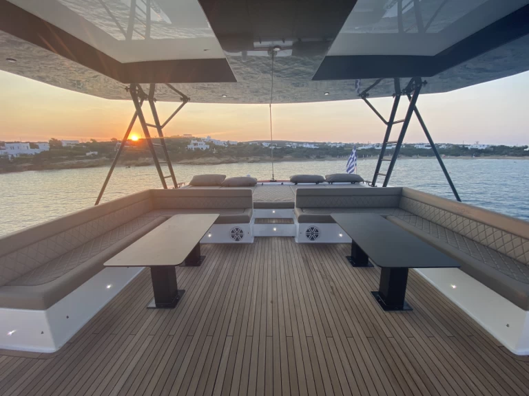 Pronajmout si  Moon Yacht 60 LUX v Lavrio