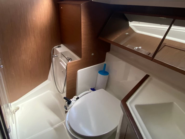 Pronajmout si Bénéteau Oceanis 40.1 (3 double and 1 bunk beds) v Lefkáda