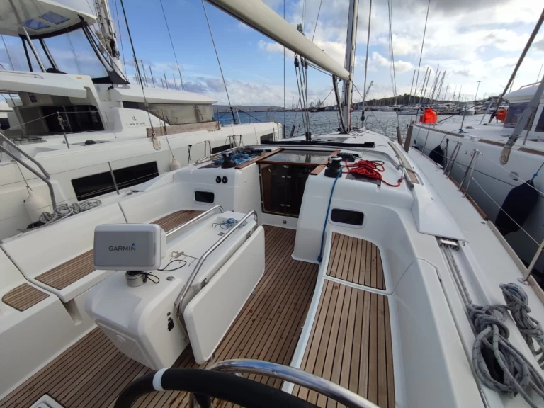 Pronájem lodi Lavrio lákavé ceny Sun Odyssey 519