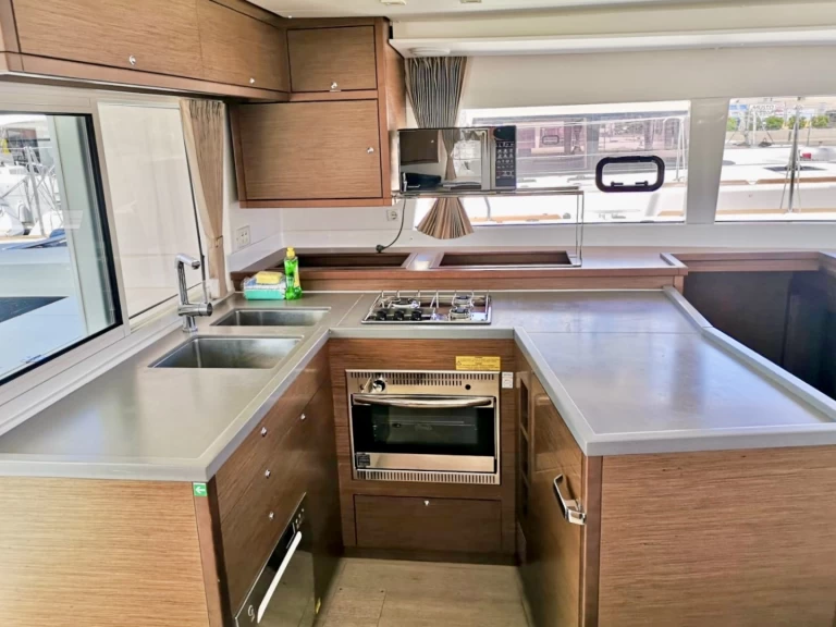 Pronájem Katamarán Lagoon s licencí