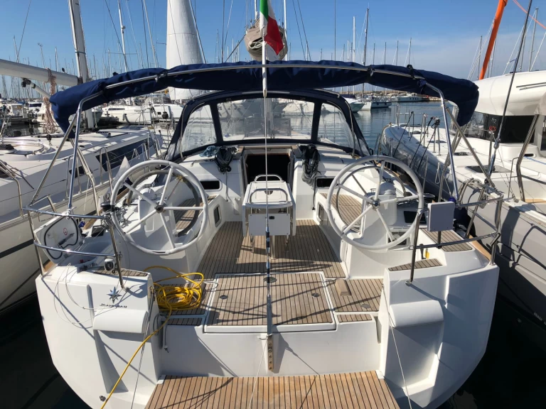 Pronajmout si Jeanneau Sun Odyssey 519 v Puntone