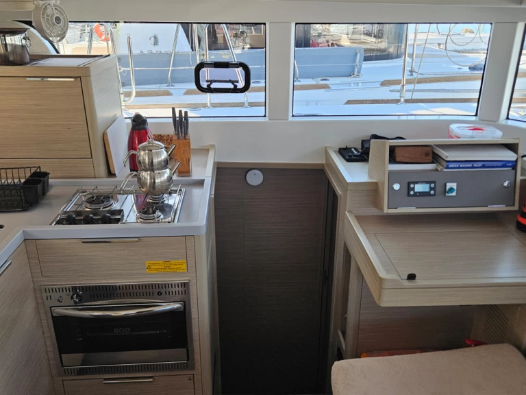 Pronájem Katamarán Lagoon s licencí