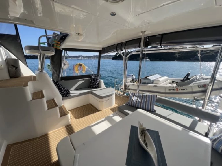 Pronajmout Katamarán se skipperem či ne Leopard v Korfu