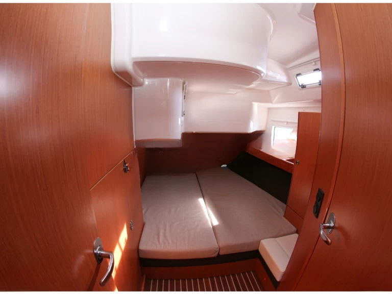 Pronajmout Plachetnice se skipperem či ne Bavaria v Olbia