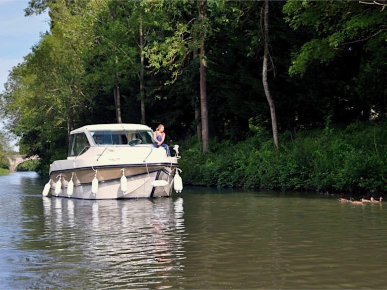 Motorová loď k pronájmu v Grez-Neuville za nejlepší cenu
