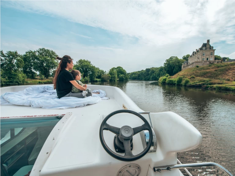 Pronájem Říční loď Nicols Yacht s licencí