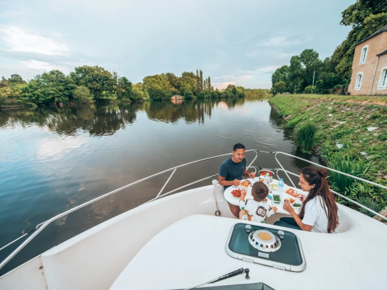 Říční loď k pronájmu v Grez-Neuville za nejlepší cenu