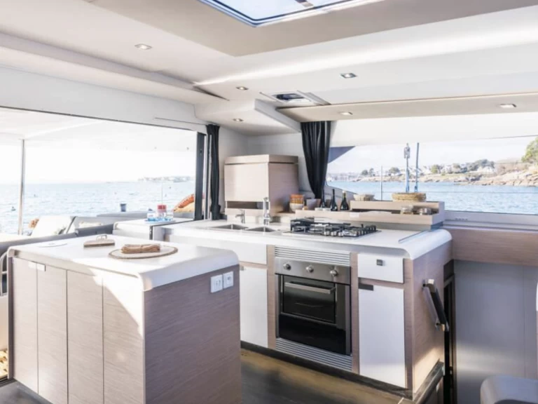 Pronajmout si Fountaine Pajot Aura 51 v Porto-Vecchio
