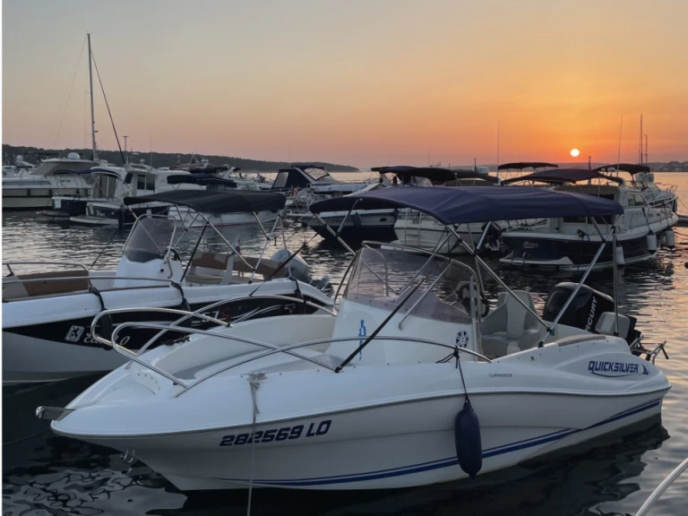 Pronájem Motorová loď Quicksilver s licencí