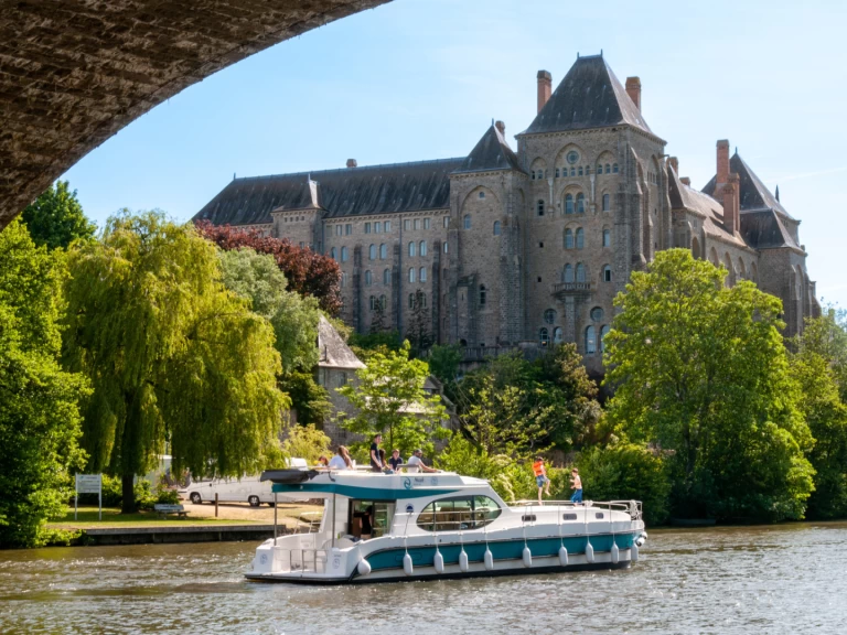 Pronájem Říční loď Nicols Yacht s licencí