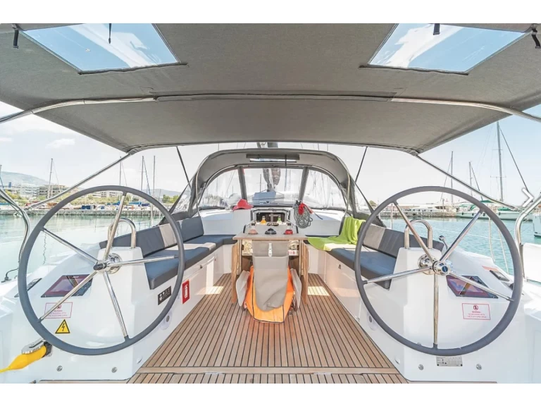 Pronajmout Plachetnice se skipperem či ne Bénéteau v Alimos