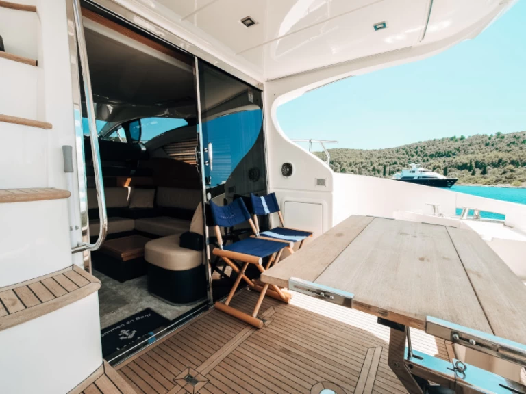 Pronajmout Motorová loď se skipperem či ne Azimut v Donji Seget