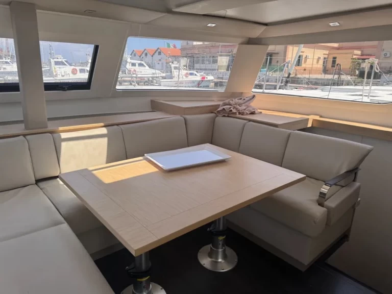 Fountaine Pajot Elba 45 jednotlivci a charterové společnosti v Cagliari