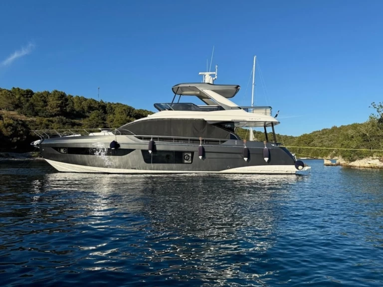 Pronajmout si Azimut Azimut 68 v Podstrana