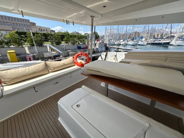 Fountaine Pajot Elba 45 jednotlivci a charterové společnosti v Palermo