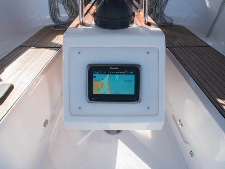 Pronájem jachty v Nea Peramos -Bavaria Cruiser 37 na Samboatu