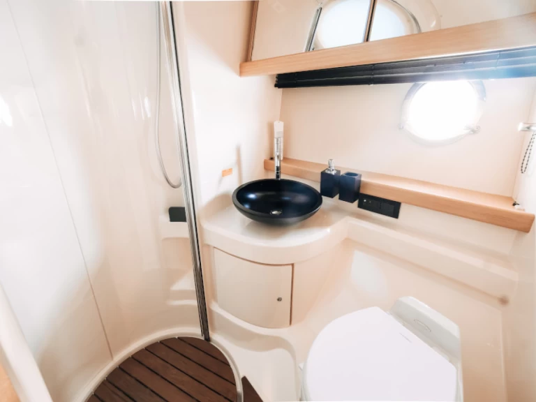 Pronájem lodi Donji Seget lákavé ceny Azimut 43 Fly