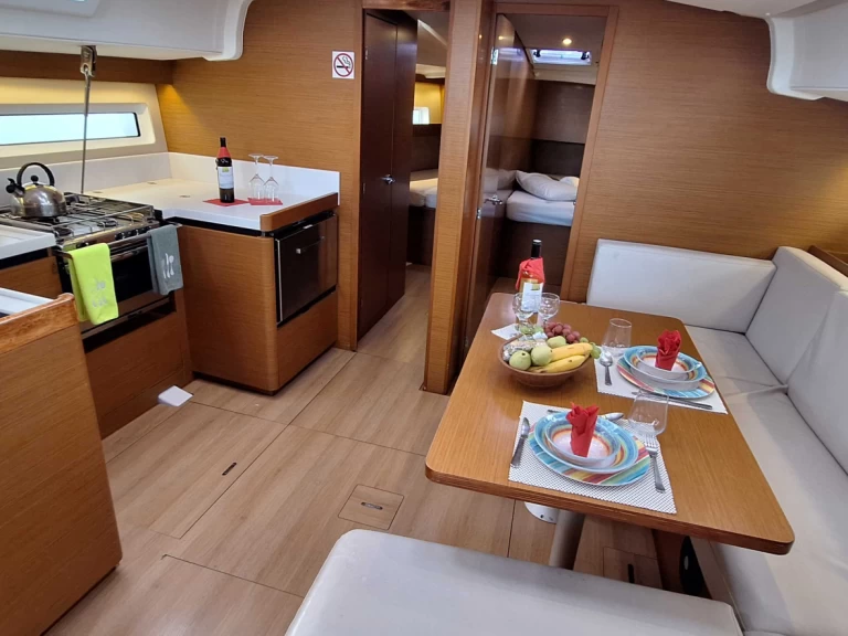 Jeanneau Sun Odyssey 490 jednotlivci a charterové společnosti v Nikiána