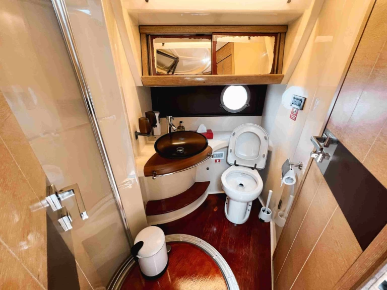 Azimut Azimut 50 jednotlivci a charterové společnosti v Dubai Marina