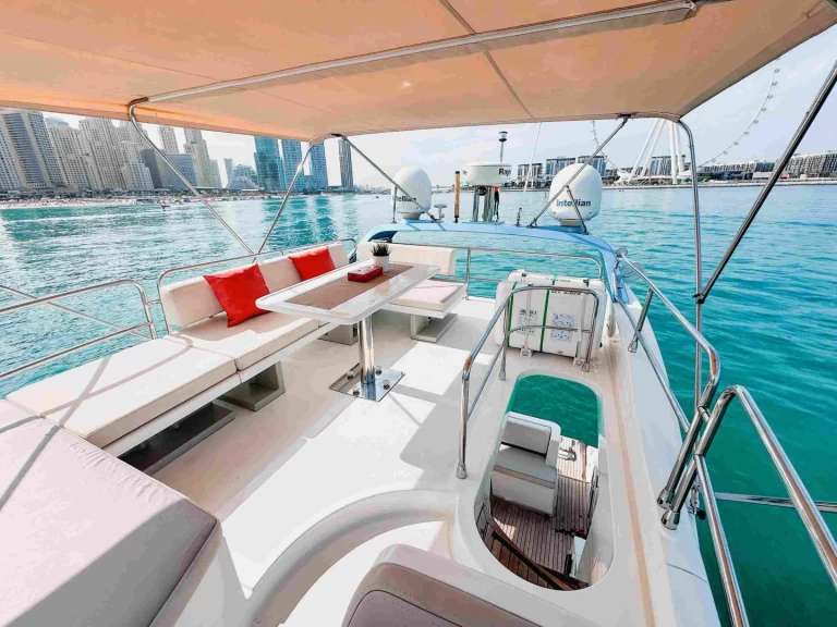 Azimut Azimut 50 jednotlivci a charterové společnosti v Dubai Marina