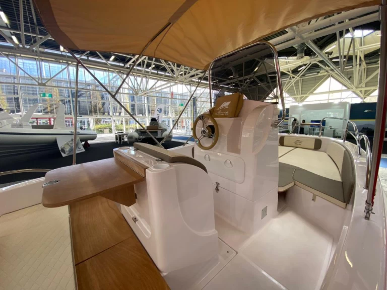 Pronajmout Motorová loď se skipperem či ne marinesite v Sirmione