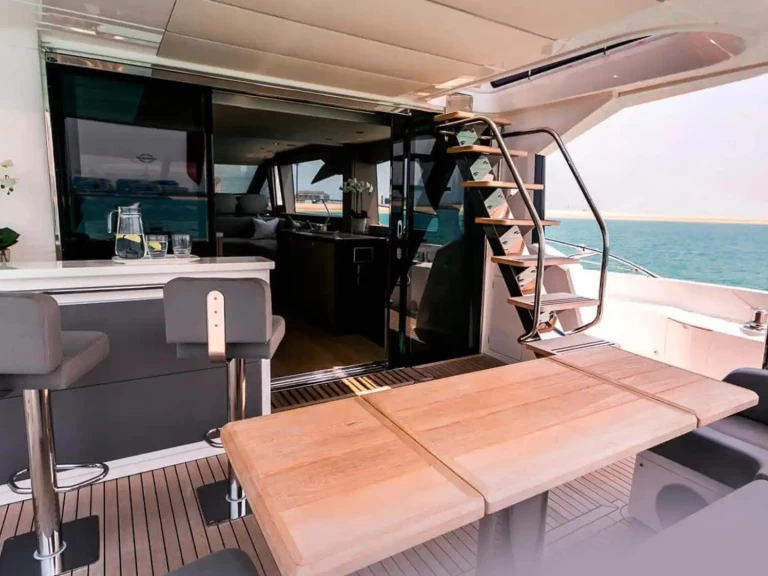 Pronajmout si Sunseeker Manhattan 70 v Dubai Marina