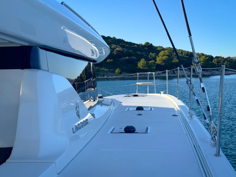 Pronajmout Katamarán se skipperem či ne Lagoon v Donji Seget
