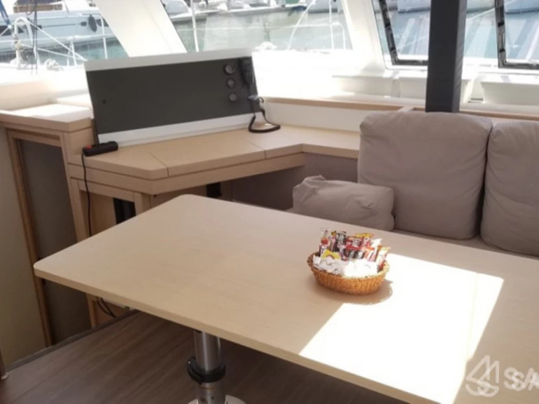 Fountaine Pajot Lucia 40 jednotlivci a charterové společnosti v Roses