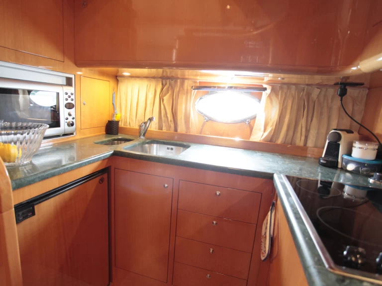 Pronajmout Jachta se skipperem či ne Uniesse v Salivoli