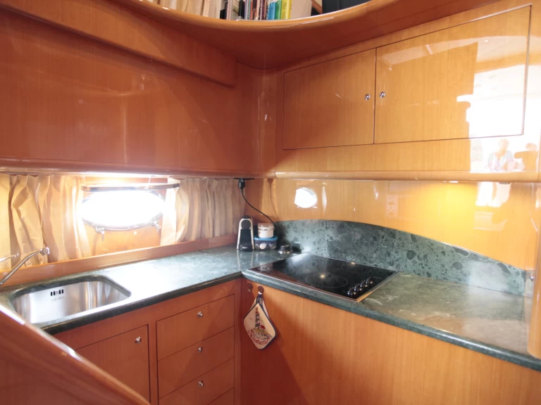 Pronájem Jachta Uniesse s licencí