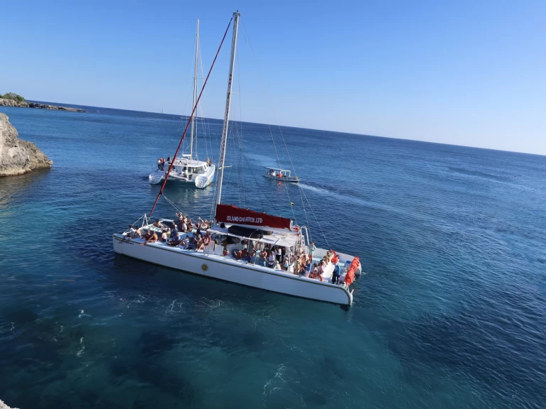 Pronájem Katamarán Custom Made s licencí